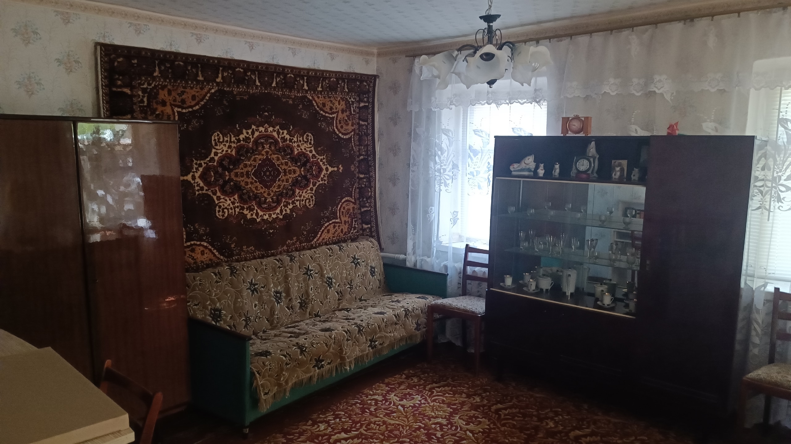 Продается небольшой дом ул.Минская 96, 54м.кв.,земли 6 сот.(приват),в доме 3 изол., комнаты, отдельно стоящая кухня и котельная,есть гараж,с/у во дворе. Цена 3 500 000 руб.+79591436534.