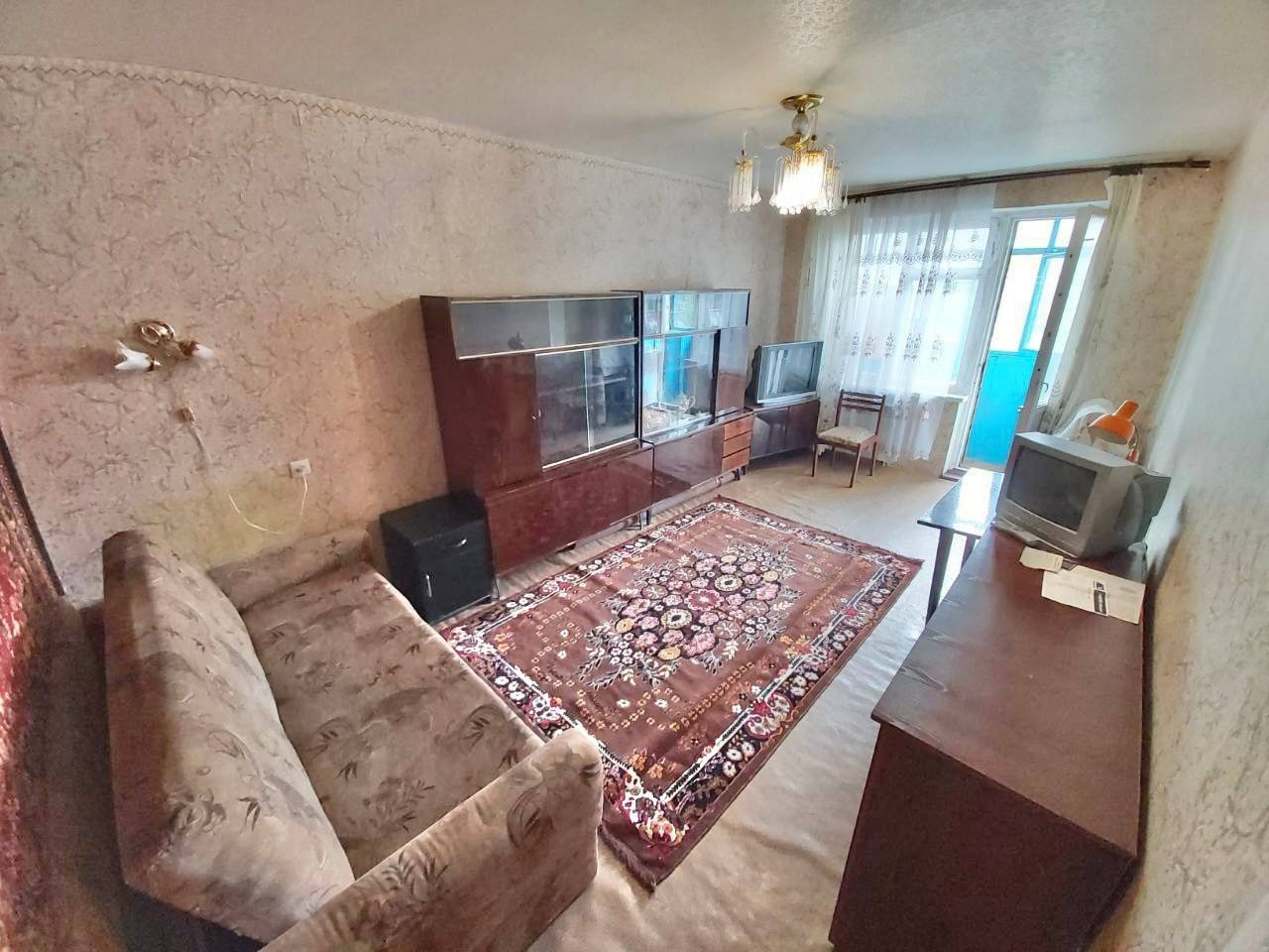 Продам 2-кк на ул. Тульская, Луганск. 4 этаж 5-го дома. Общая площадь 45,1 м2. Комнаты изолированны, ванна с туалетом раздельные, балкон застеклён. Окна деревянные, радиаторы и канализация новая. Новое: ванная, бойлер и газовая плита. Состояние квартиры жилое, заходи и живи. Отличное месторасположение. Рядом ...