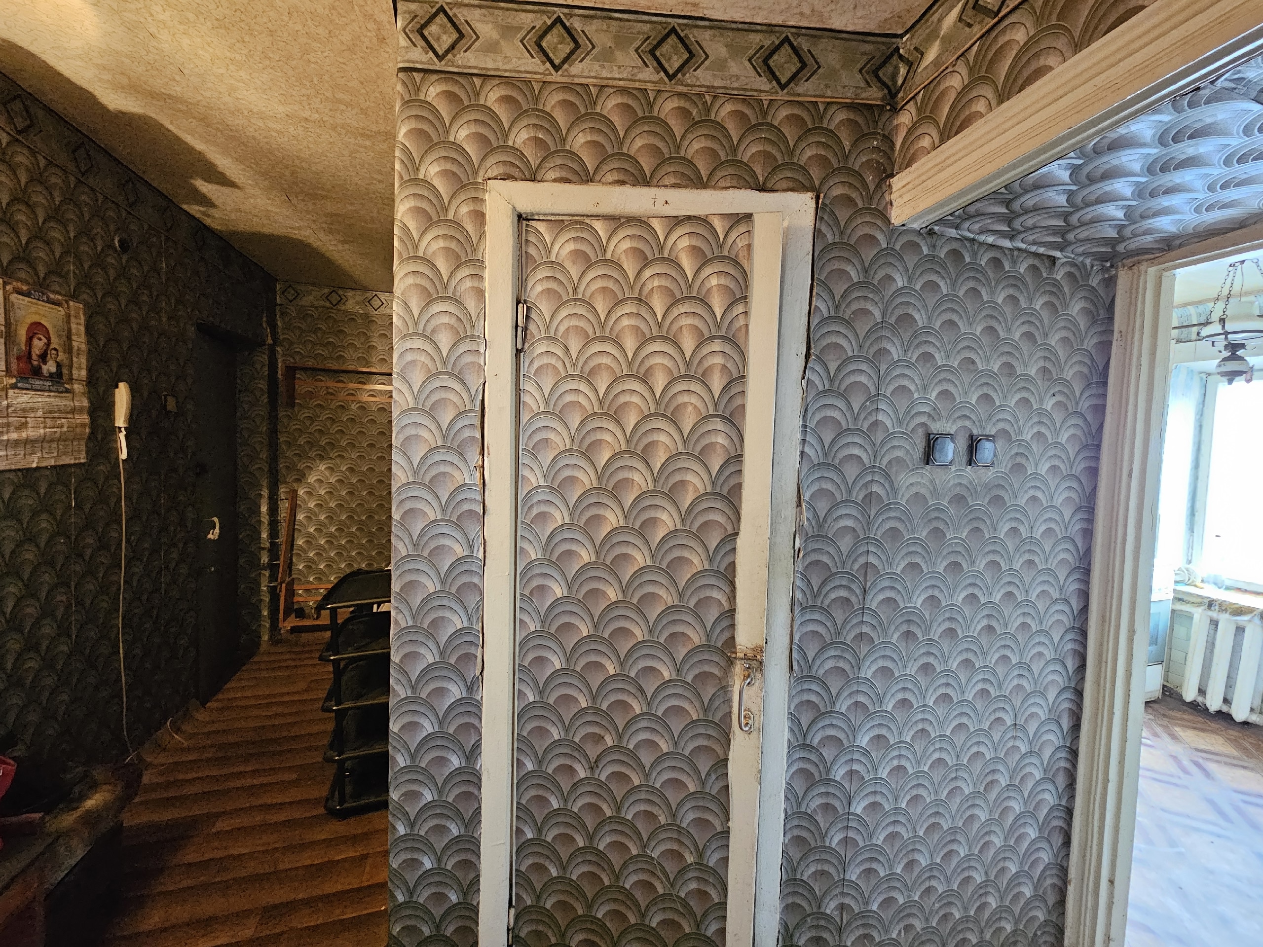Луганск Продаётся 1 комнатная квартира на городке ОР, ул.Рислянда, 3/5 этаж, кирпичный дом, не угловая, С/У совмещён, потолки 2,55м., балкон не остеклён, без долгов. Документы в порядке. Рядом рынок, школа, магазины и остановка транспорта, хорошее месторасположение, до центра города 2 остановки. Цена - 3,2 м...