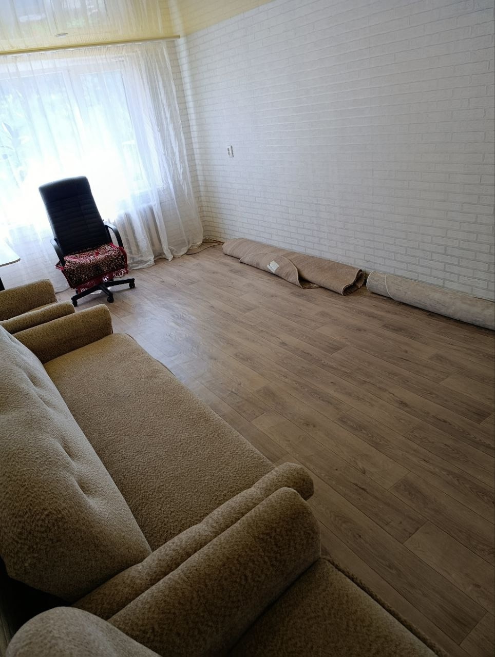 ПРОДАМ, 2-комн. кв. г. Антрацит, ул. Петраковского,15. 2эт/5этажного , общ.пл. 50.8 кв.м, кухня 9.1 кв.м. Улучшенной планировки. Ухоженная, с хорошим ремонтом. Новая мебель остаётся, бак на 1000 л, бойлер. Сан/узел раздельный. Балкон застеклён, (деревянная рамма). Но! Имеется новый, панорамный балконный блок!...