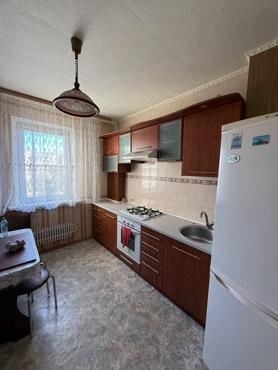 Продаётся 3-комнатная квартира — 72 м², Южный квартал Просторная трёхкомнатная квартира в уютном районе — Южный 📐 Площадь: 72 🏢 Этаж: 7 🛗 Лифт работает всегда — без перебоев. 🛒 Вся инфраструктура рядом: — остановка общественного транспорта — магазин — школа — детский сад 🛋 Мебель остаётся — заезжай и живи! Це...