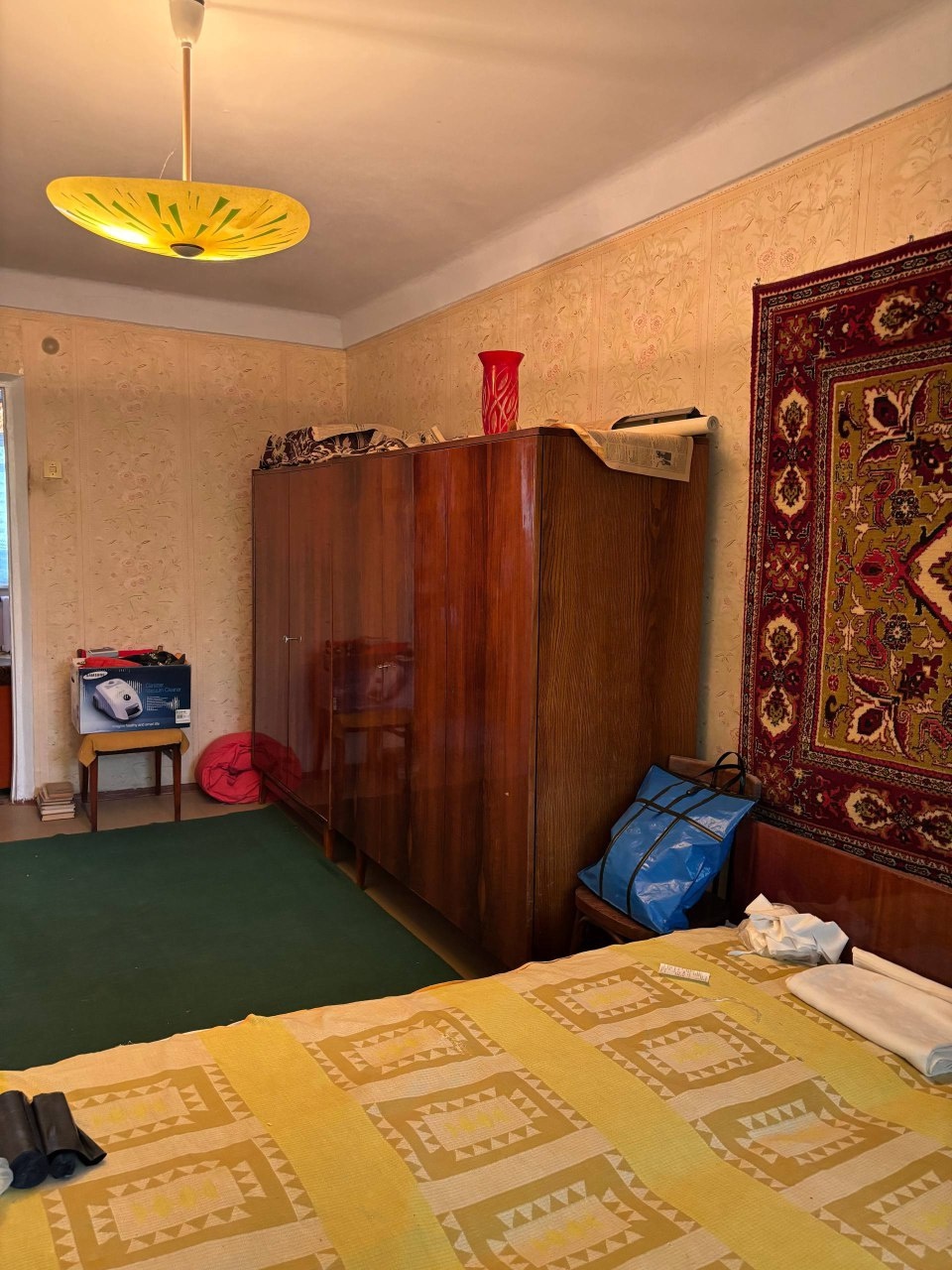 Продам 3 х комнатную квартиру на кв.Комарова,д. 25,этаж 2/9,теплая, не угловая, две спальни изолированные, зал проходной, чистый подъезд,развитая инфраструктура,рядом транспорт,тихий спальный район. . Стоимость 5 млн рублей .телефон +79591798798...