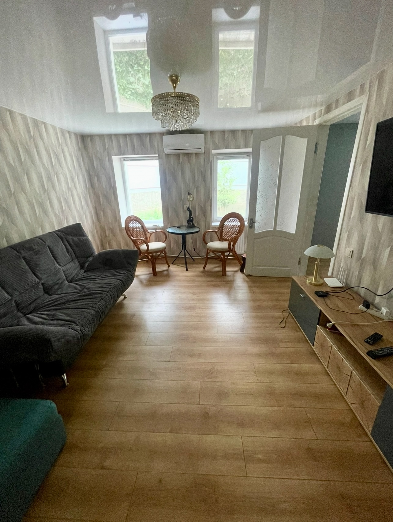 🏡 Продаётся большой дом в центре города — ул. Любы Шевцовой (Ленинский район) 📐 Общая площадь: 148 м² | 🌿 Участок: 7 соток 🛏 1 этаж — 5 жилых комнат 🏡 Цокольный этаж — кухня, столовая, 2 жилых комнаты, совмещённый санузел (ванна, душевая кабина, туалет) 🛠 Дом ухоженный, уютный, с новым ремонтом. ⚡ Заменена эл...